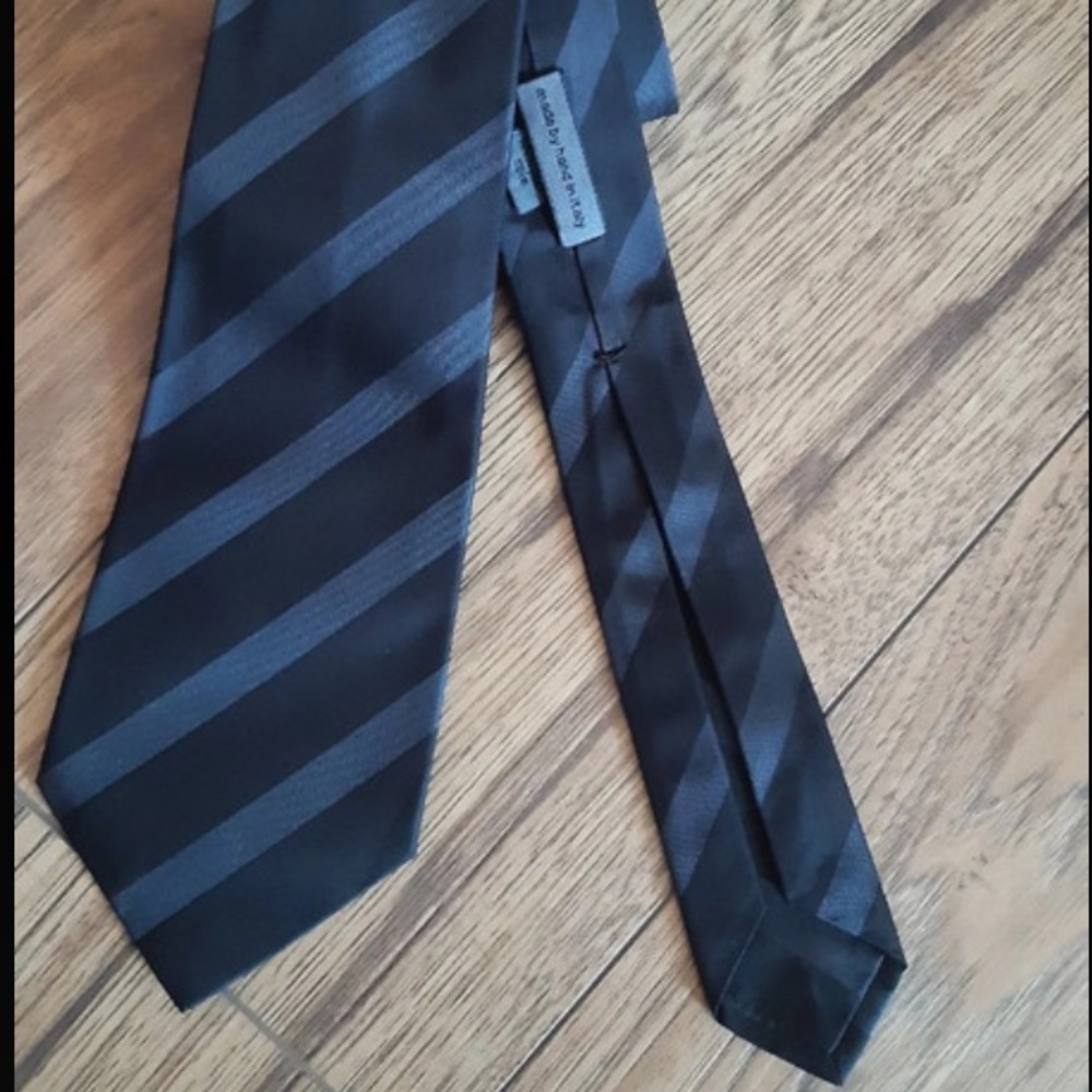 John Varvatos 100% silk Italian tie